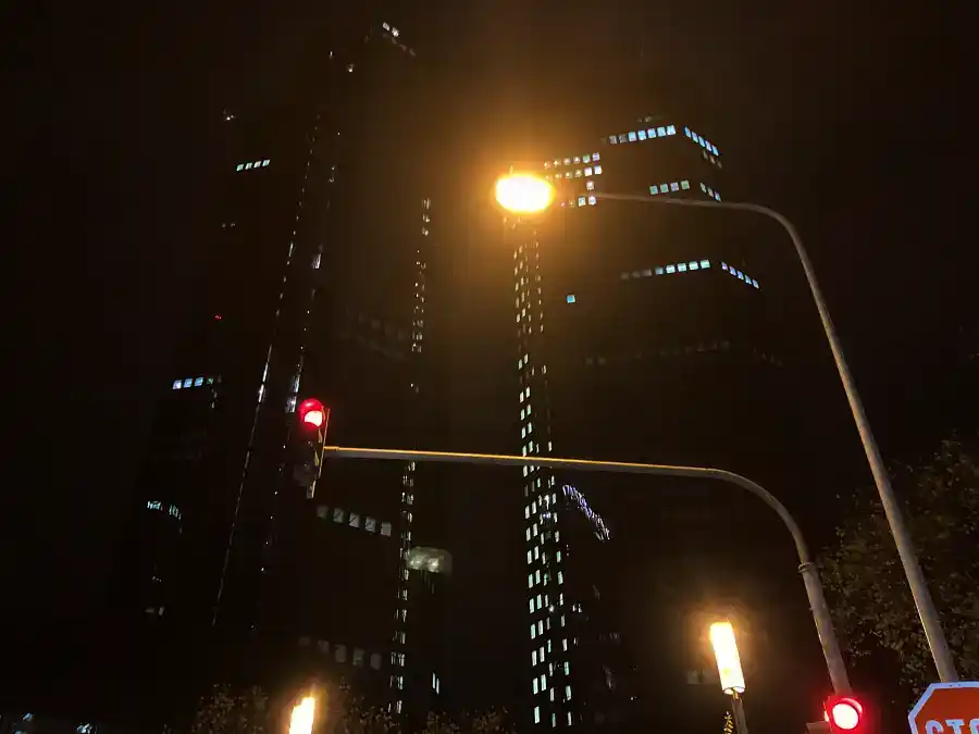 Im Management nachts arbeiten, bis der Körper STOP sagt